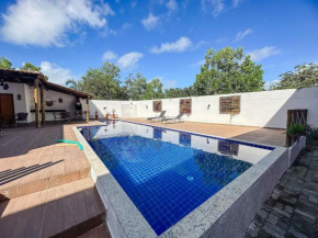 Apê superior com 3 quartos com ar condicionado, varanda e suite com vista para a piscina a poucos metros da Praia de Taperapuã. Piscina, 2 vagas de garagem e internet privativa